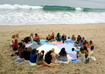 Bild_Kreis_sitzend_Draussen_strand